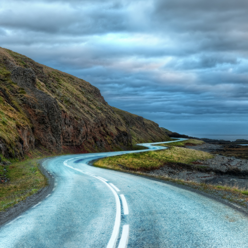 Дорога у гор под грозовым небом