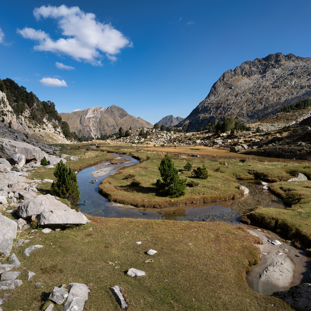 Узкая извилистая речка в горах
