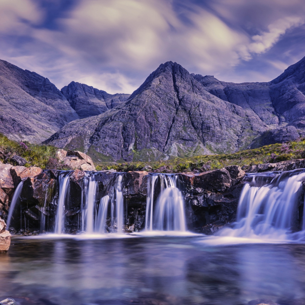 Красивый вид на горы и водопад