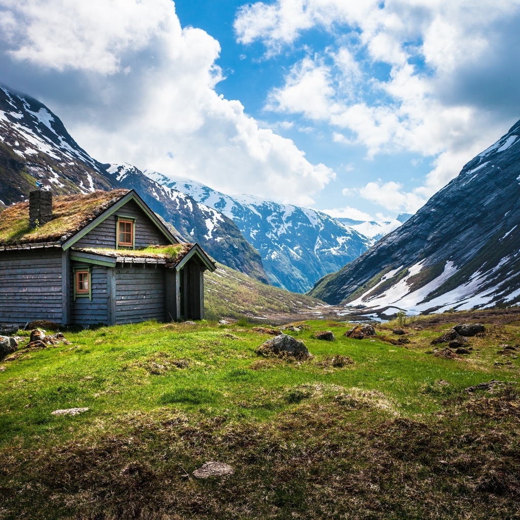 Старая хижина в заснеженных горах