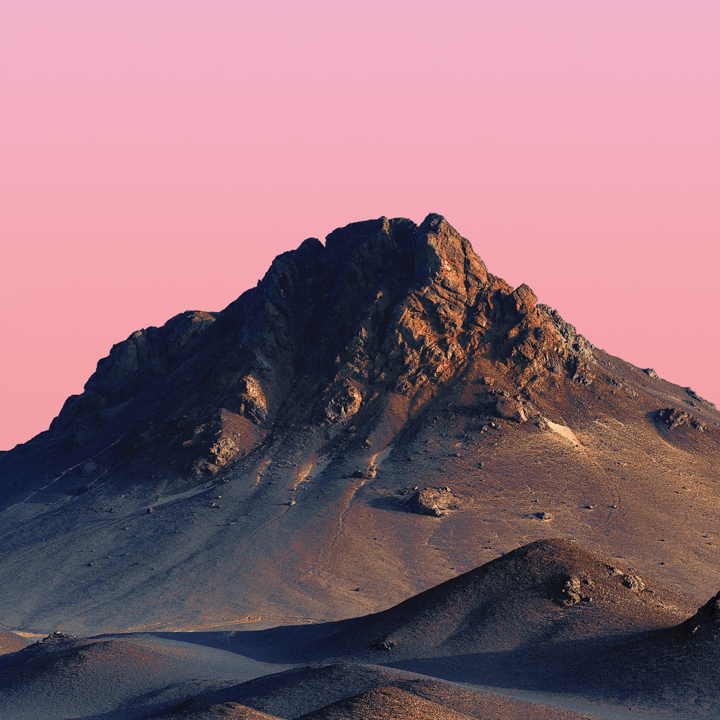 Розовое небо над вершиной горы
