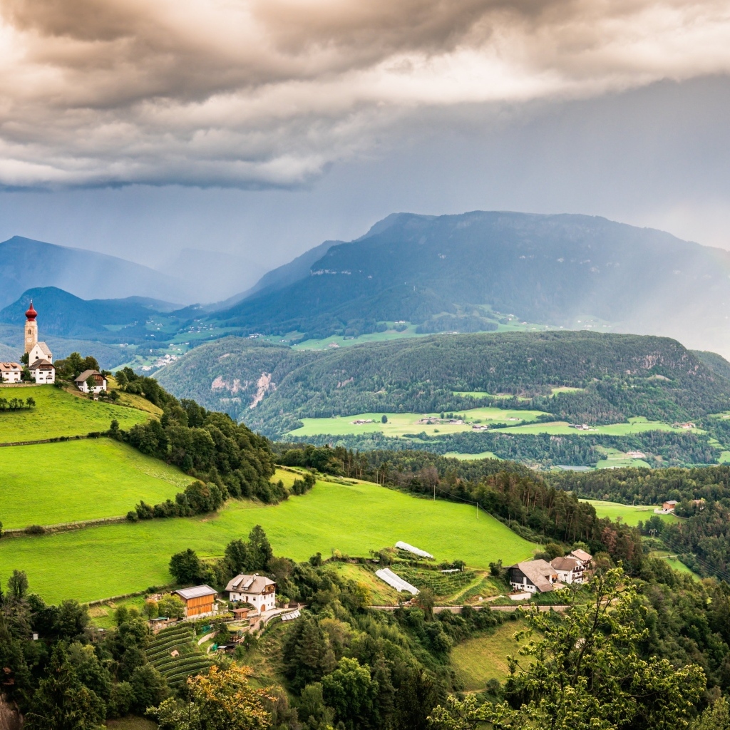 Дождь омывает покрытые зеленью горы
