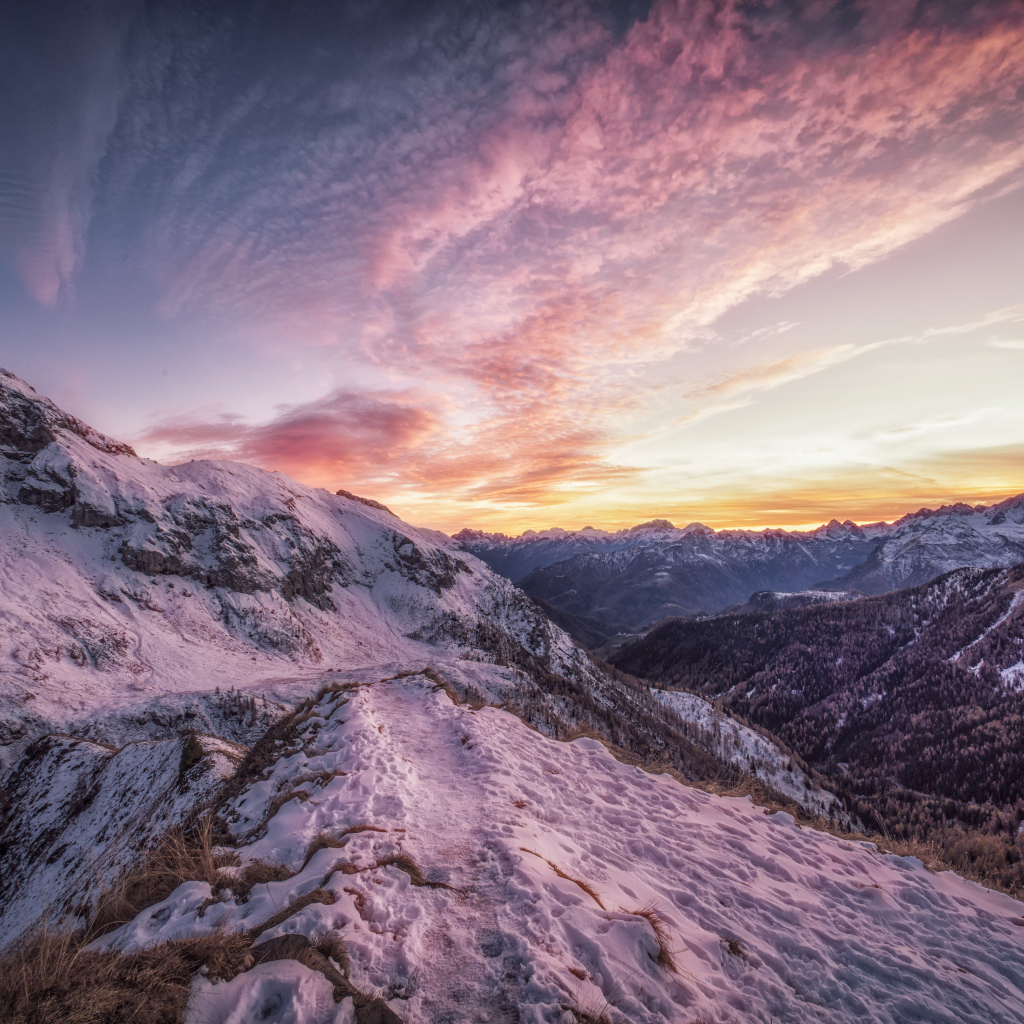Небо над заснеженными Альпами