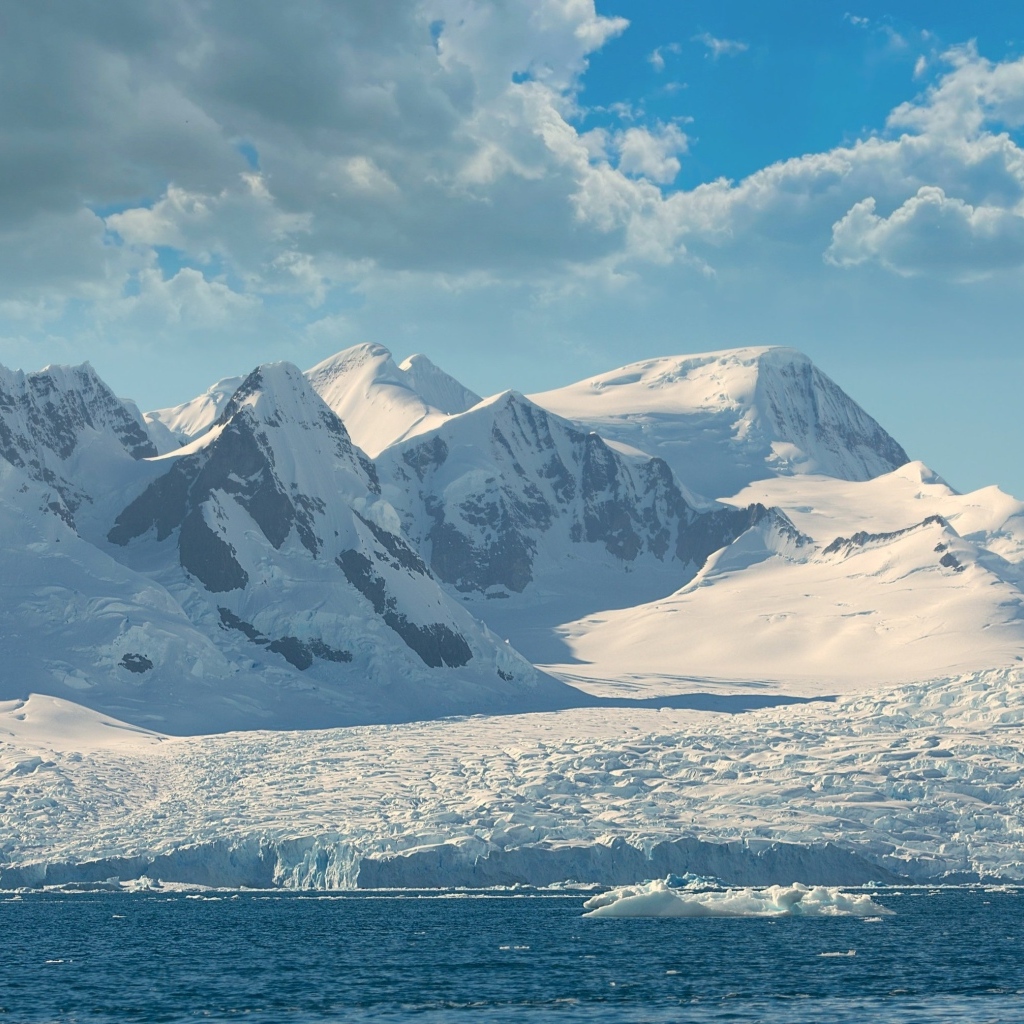 Заснеженные горы на берегу Арктики
