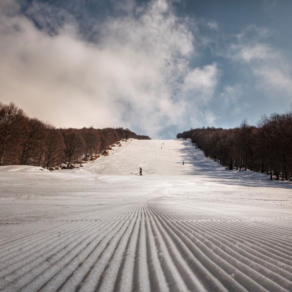Покрытый снегом спуск с горы