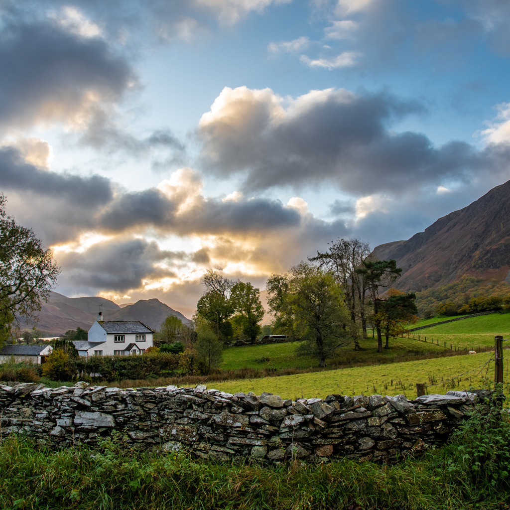 Восход солнца над горами у фермы