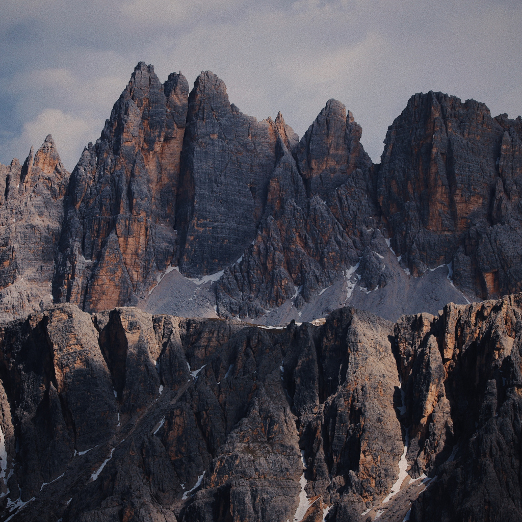 Грозные острые вершины гор крупным планом