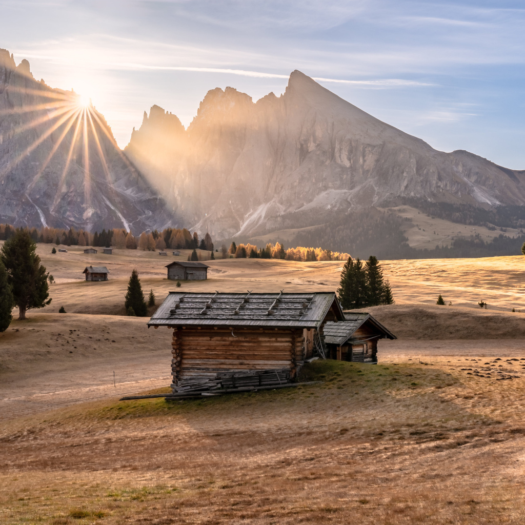 Яркое солнце осветило хижину в горах