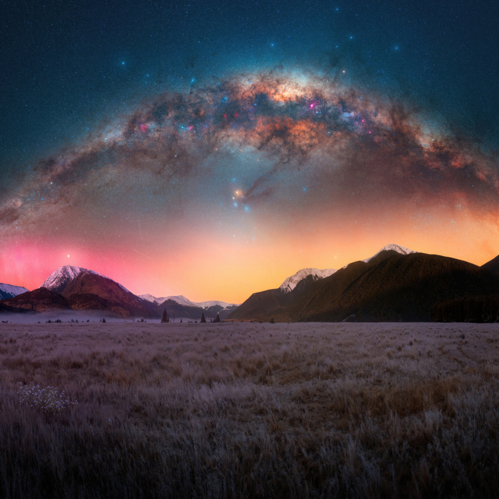 Необычный млечный путь в небе над горами