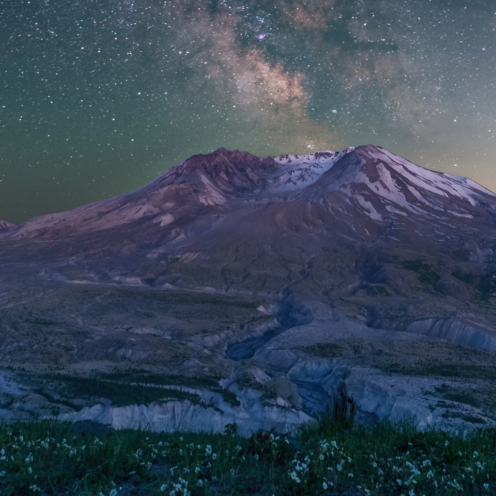 Вид на красивую гору под ночным небом