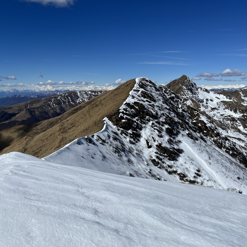 Вид на заснеженную гору под голубым небом
