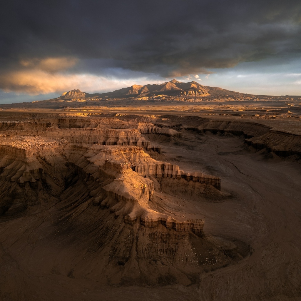 Вид на каньон под грозовым небом