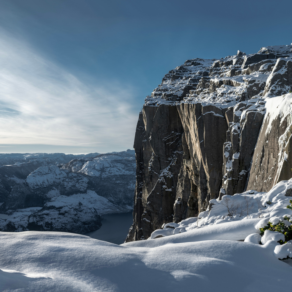 Высокая покрытая снегом гора