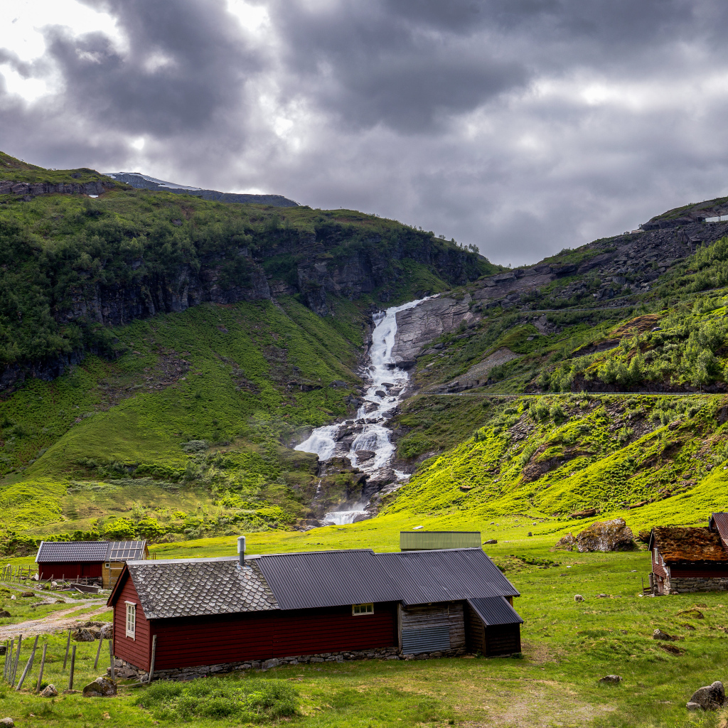 Ручей стекает по горам под грозовым небом
