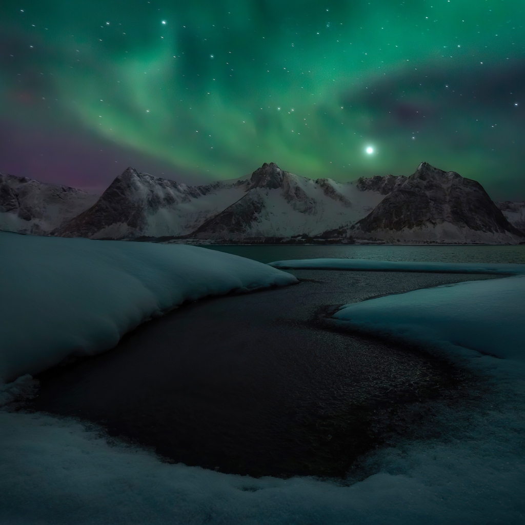 Полярное сияние над озером зимой