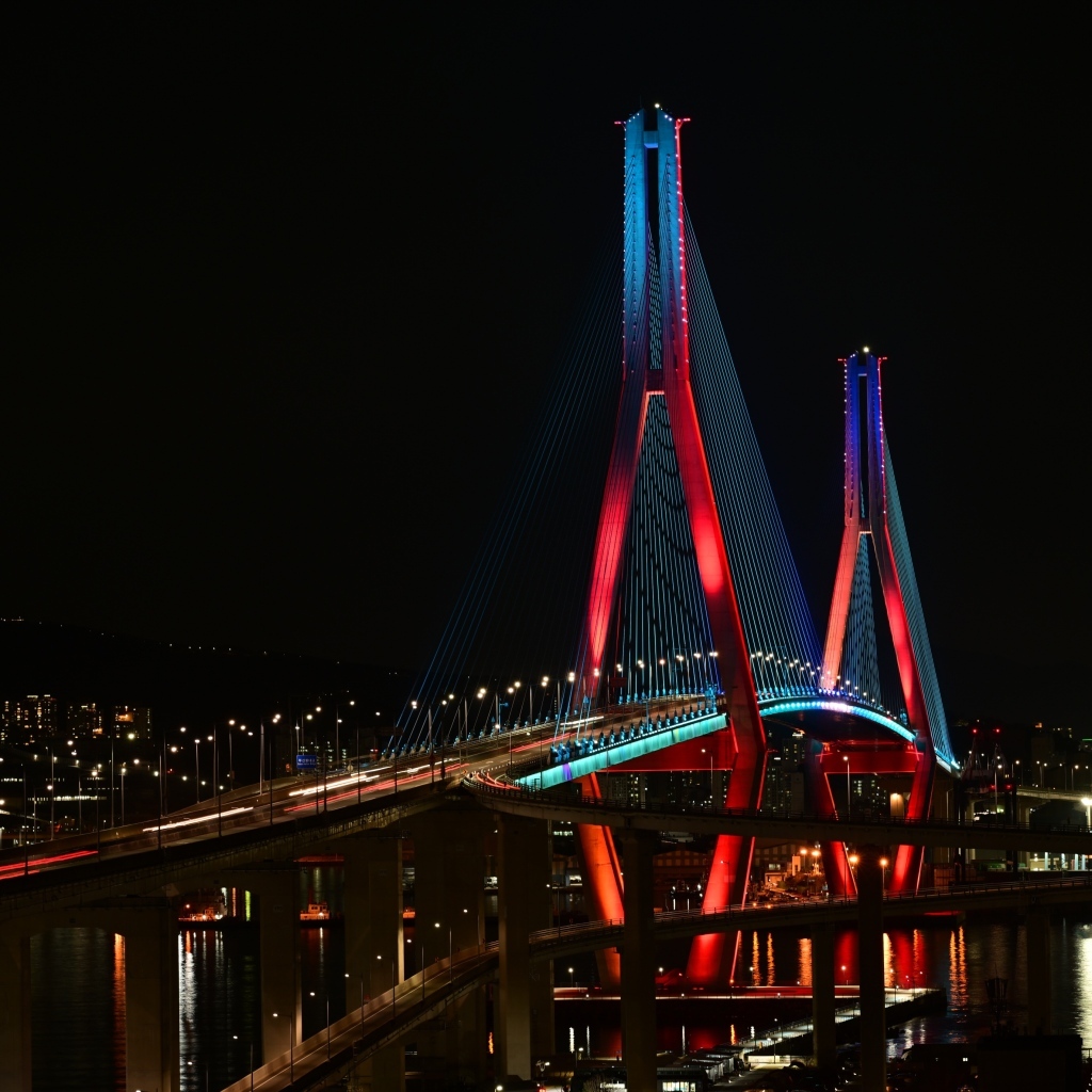 Красивый большой мост через реку