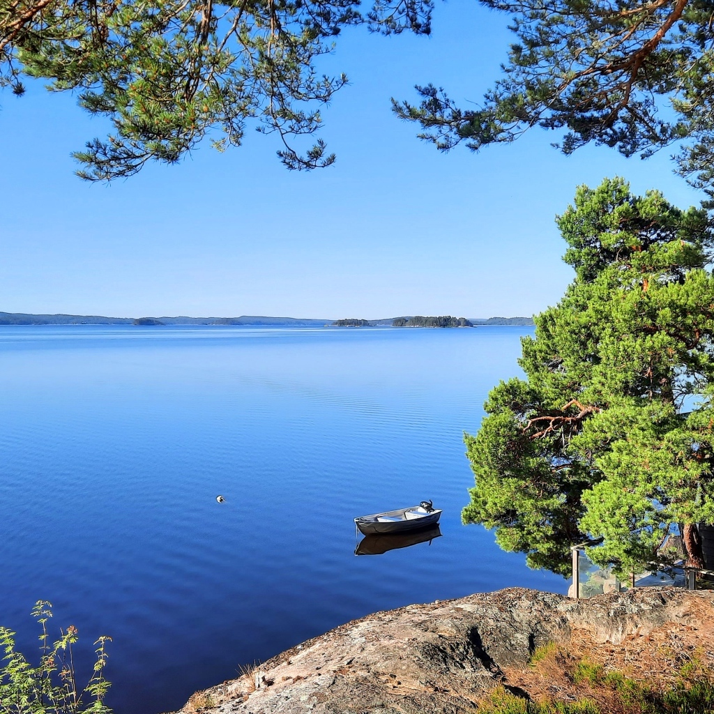 Красивый вид с утеса на спокойное озеро 