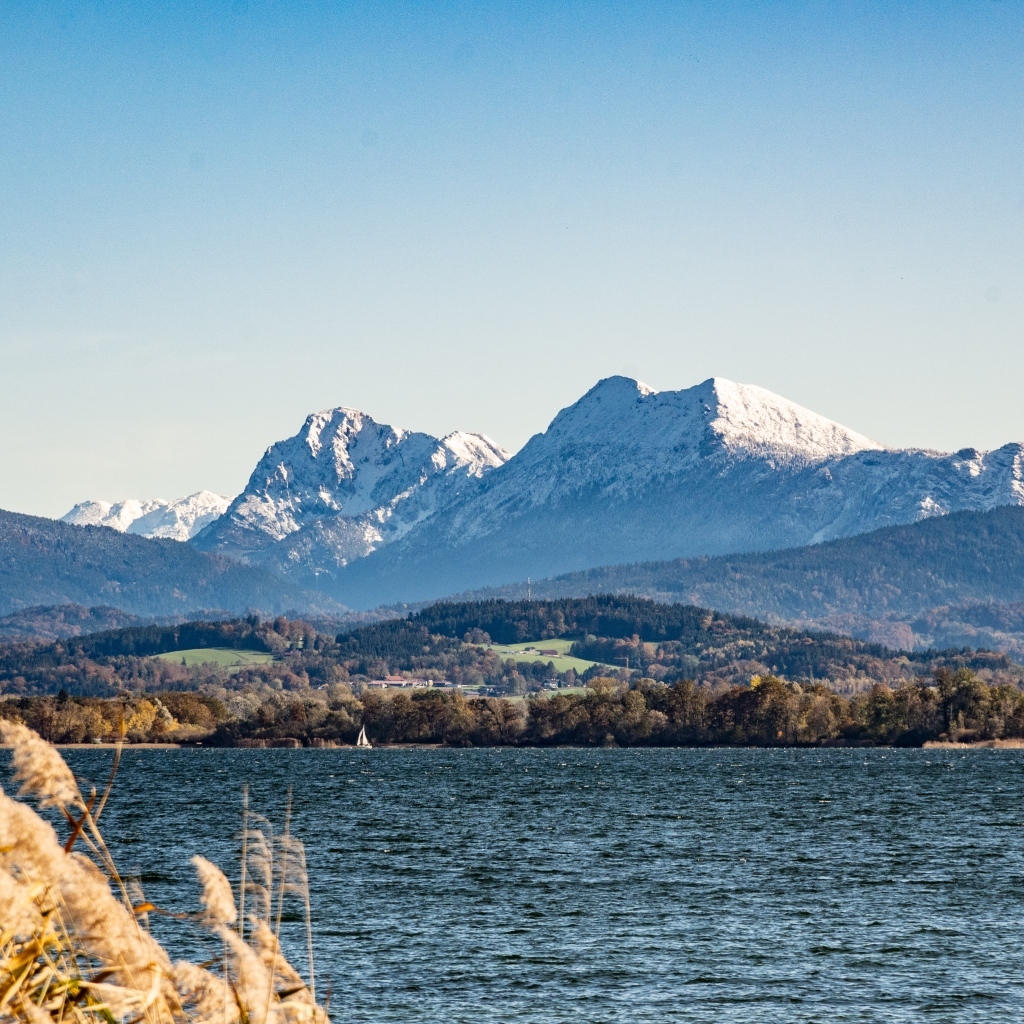Голубое небо над горой у озера