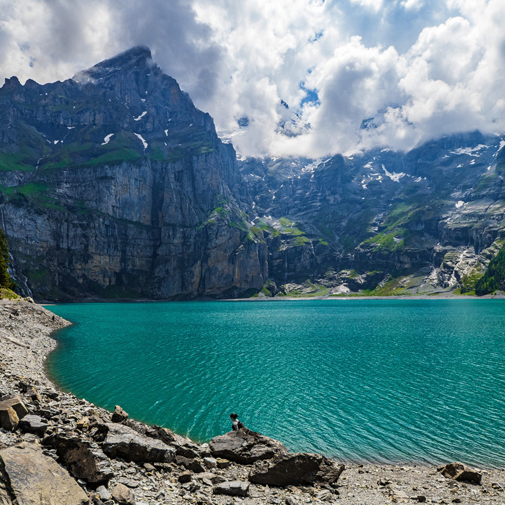 Чистая голубая вода в горном озере