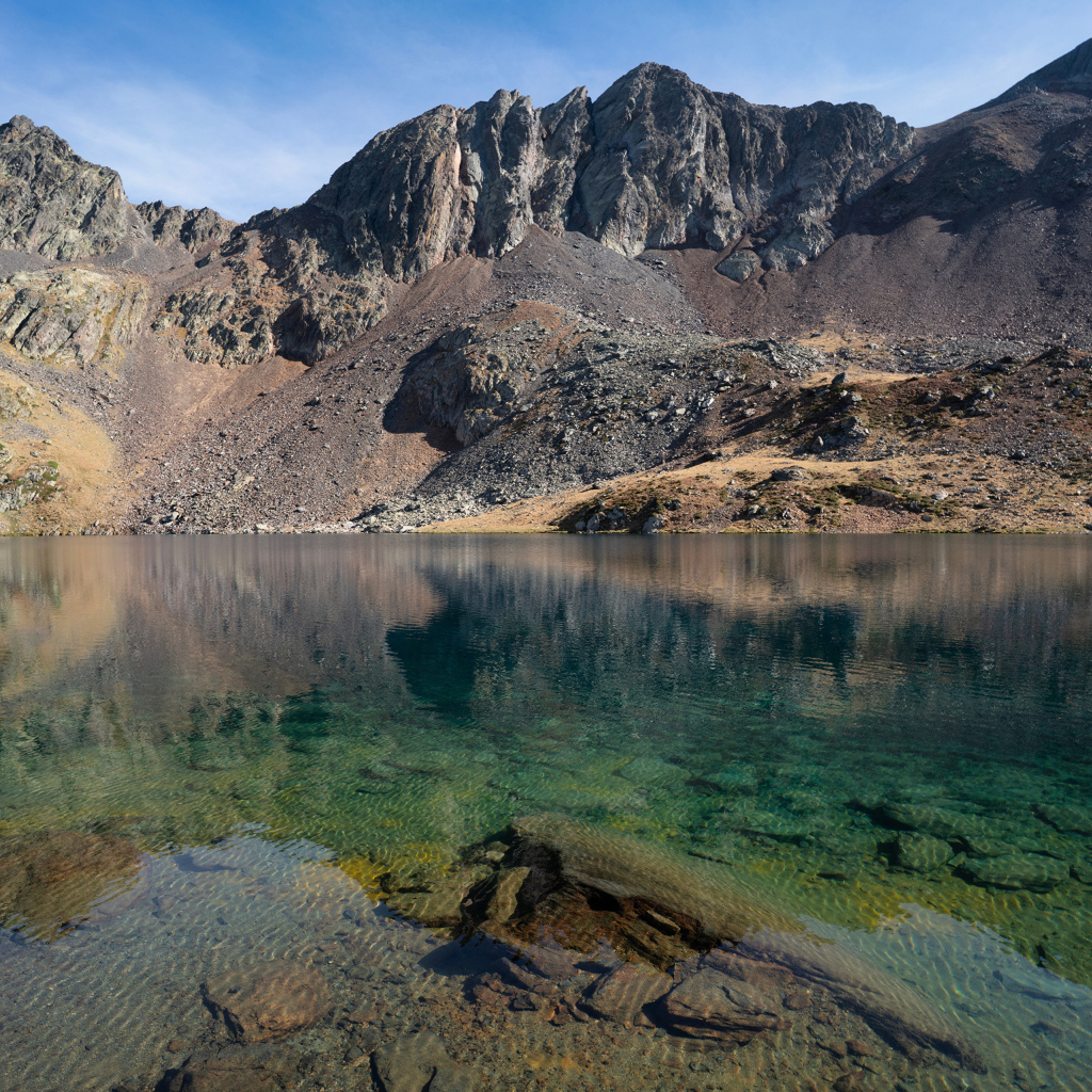 Прозрачная вода в карьере у гор