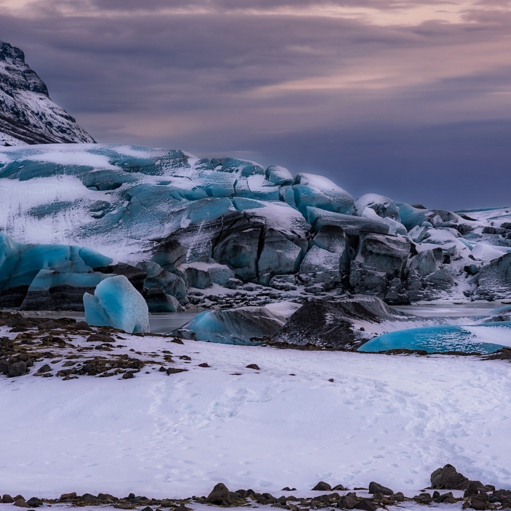 Заледеневшие глыбы на берегу