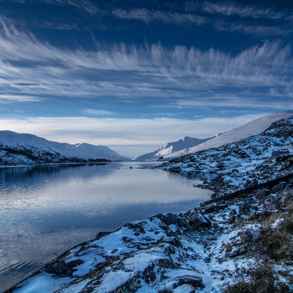 Озеро с покрытыми снегом горами под красивым небом