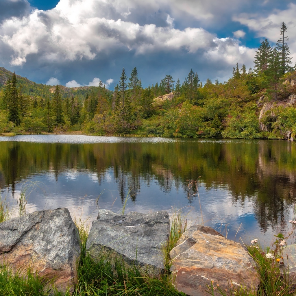 Большие камни на берегу у горного озера