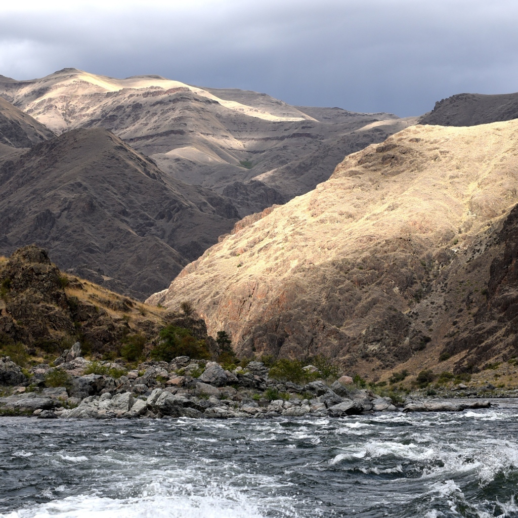 Река у горного массива