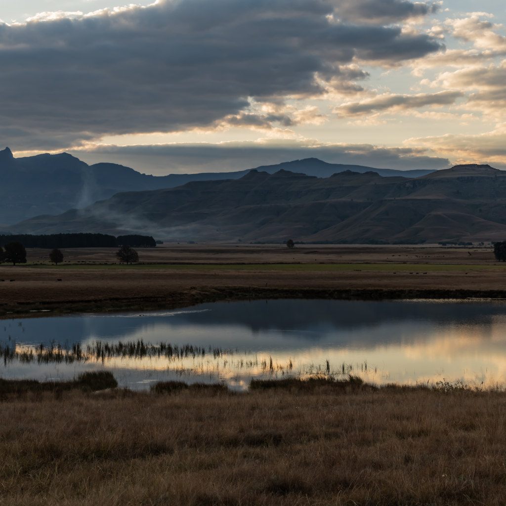 Грозовые облака отражаются в воде озера в горах 