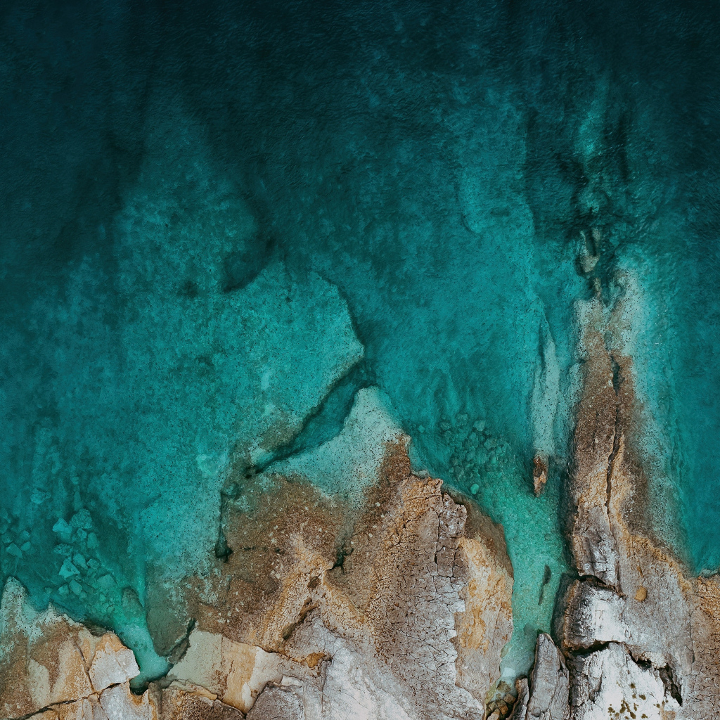 Вид сверху на дно озера