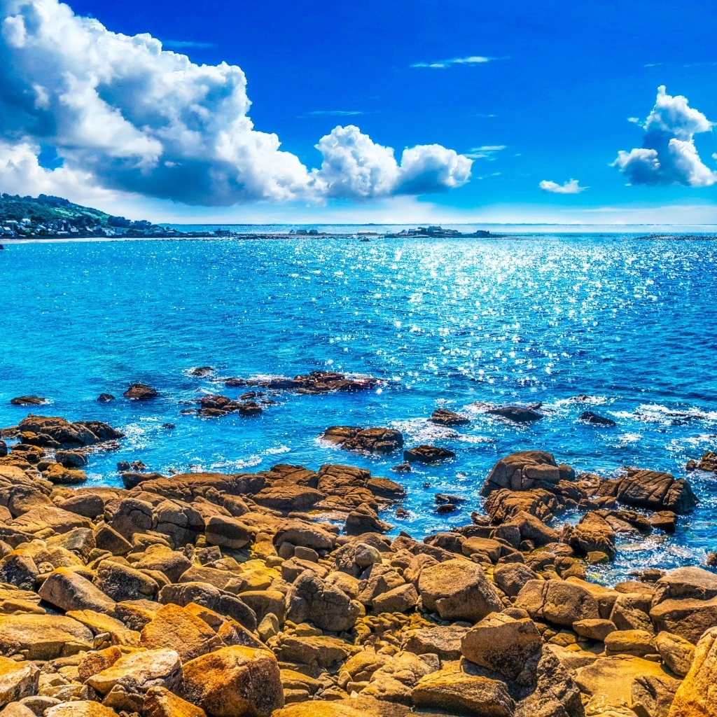 Красивая голубая морская вода под небом