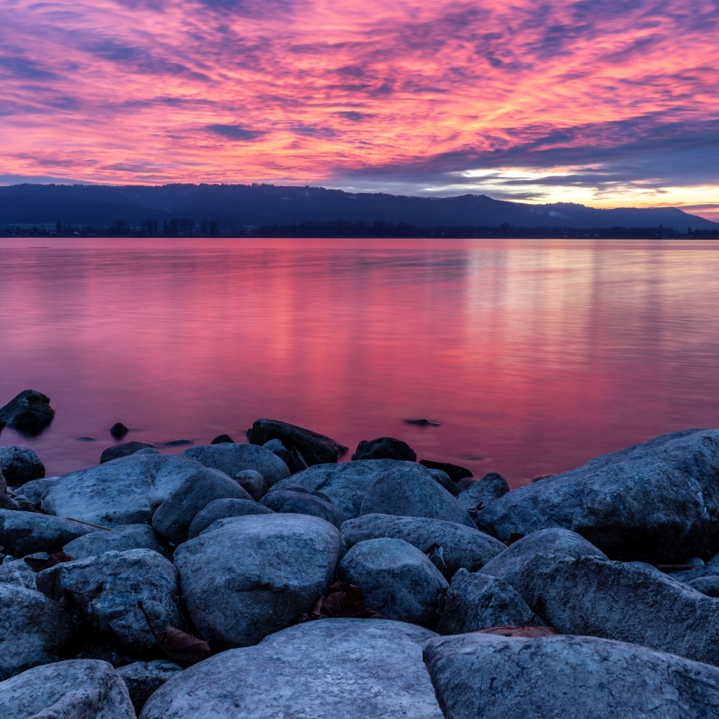Красивый красный закат над заливом
