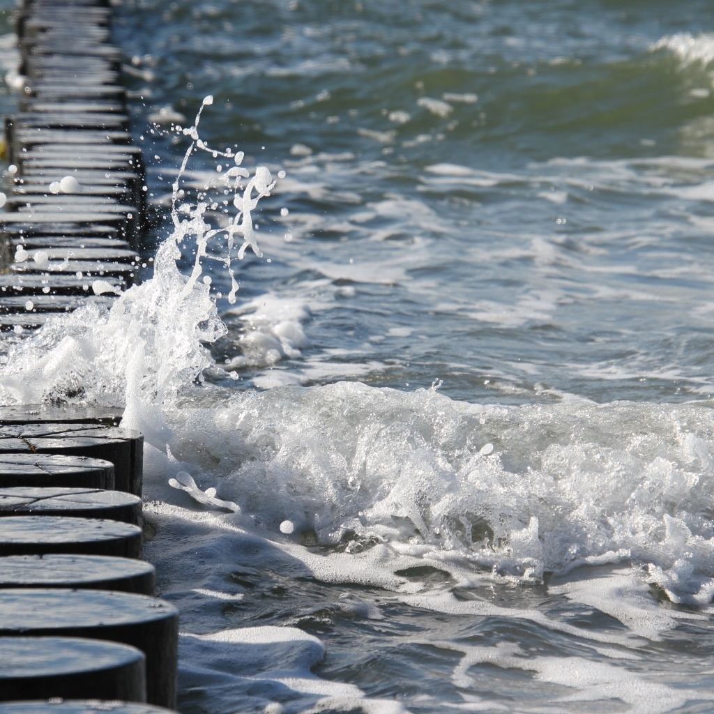 Красивая морская пена у берега крупным планом