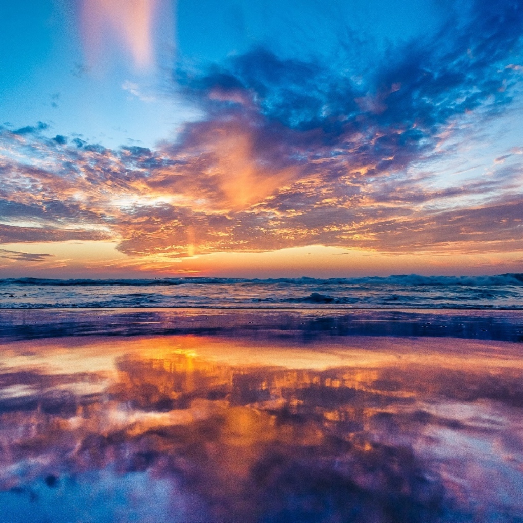 Красивое небо отражается в морской воде на рассвета