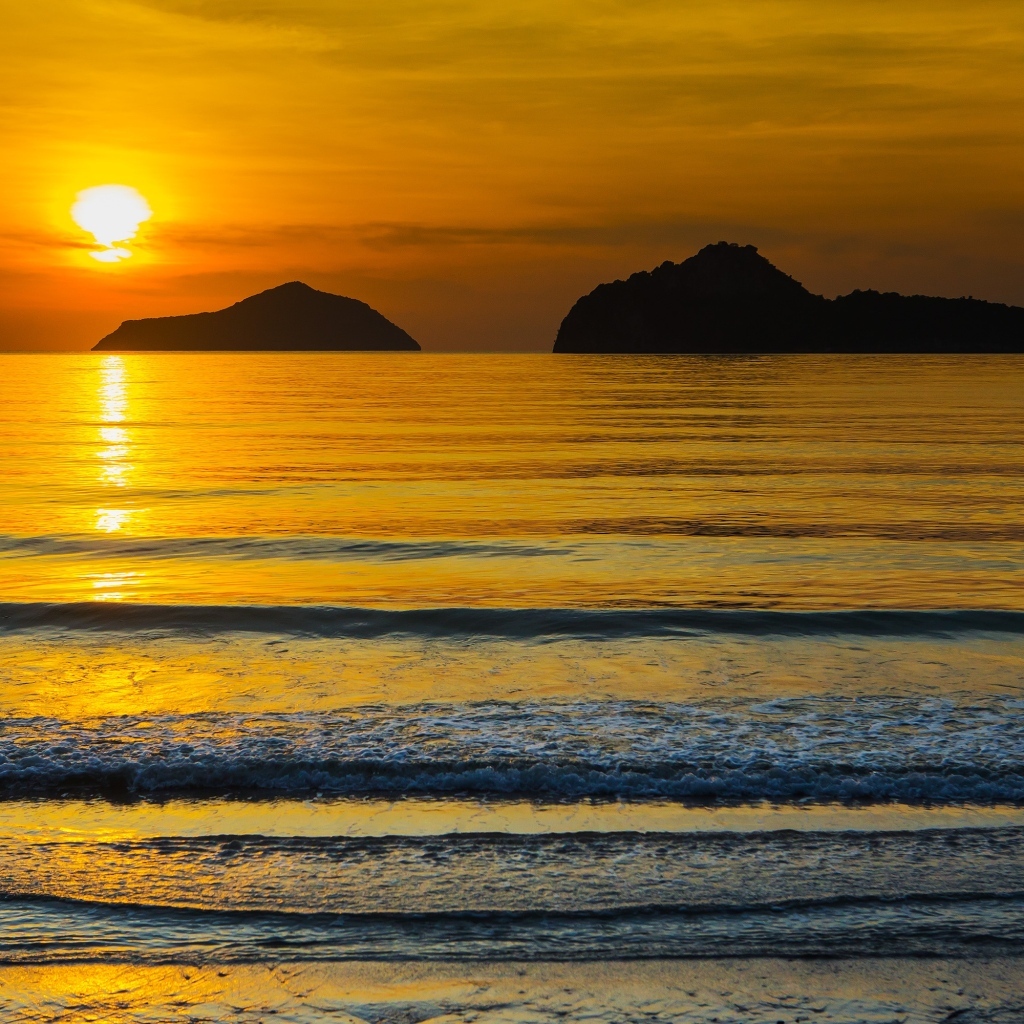 Красивый закат над спокойным морем летом