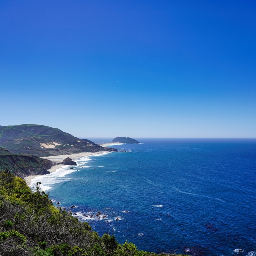 Красивый вид на горы у подножия океана