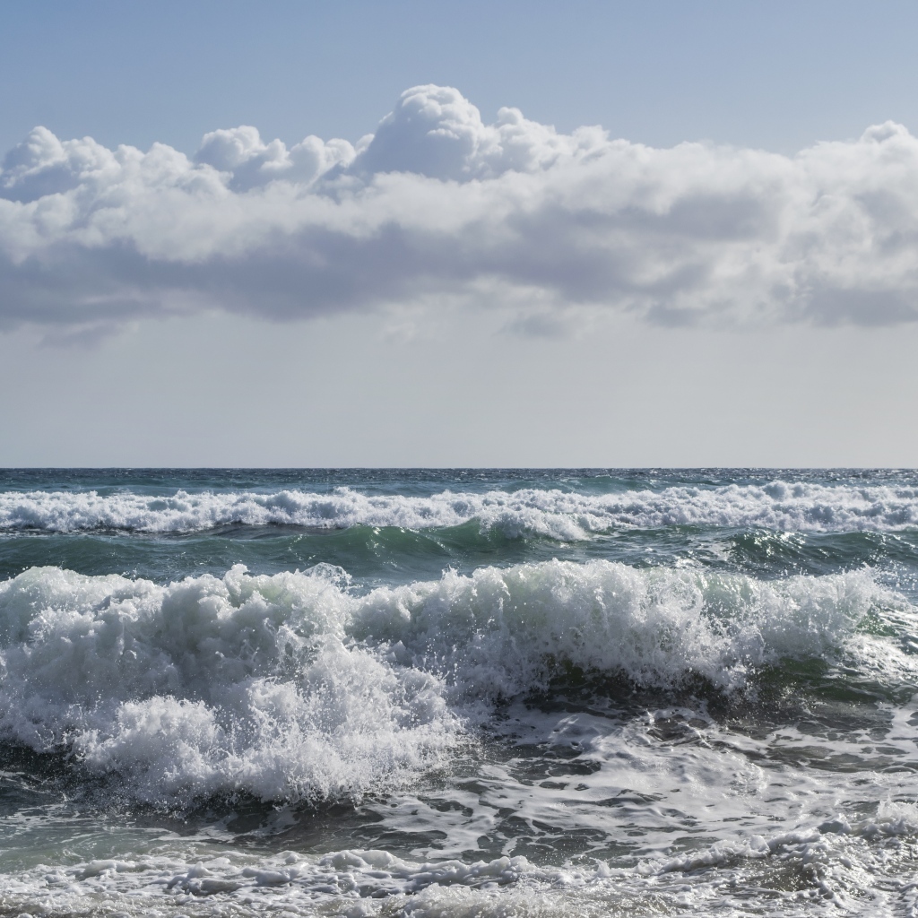 Большое белое облако над бушующим морем