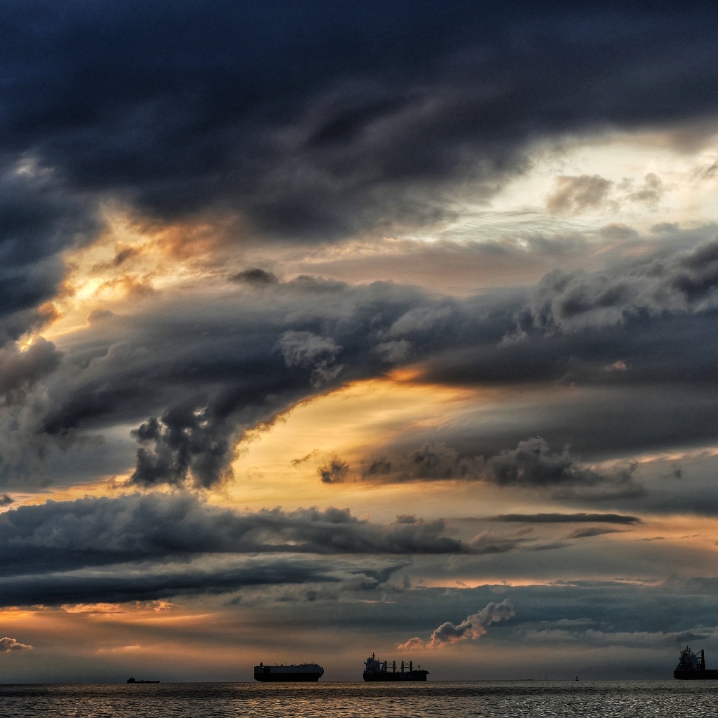 Черное грозовое небо над морем