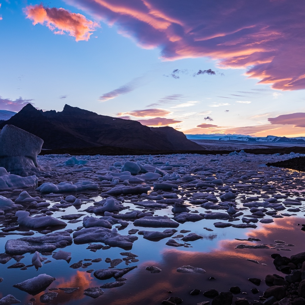 Глыбы льда на берегу в воде 