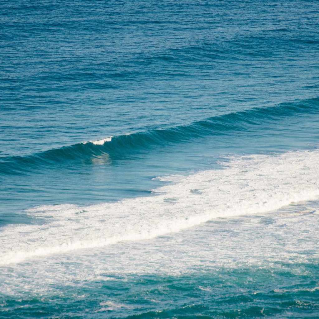 Тихая голубая морская вода крупным планом