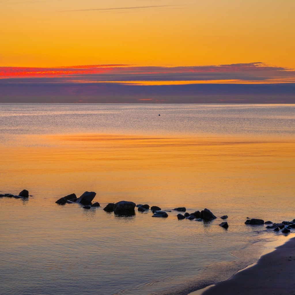 Спокойное теплое море на закате в сумерках