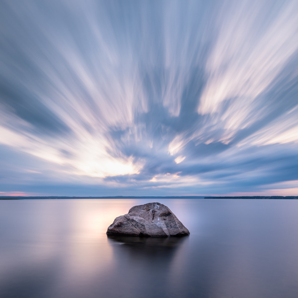 Большой камень в воде под красивым небом