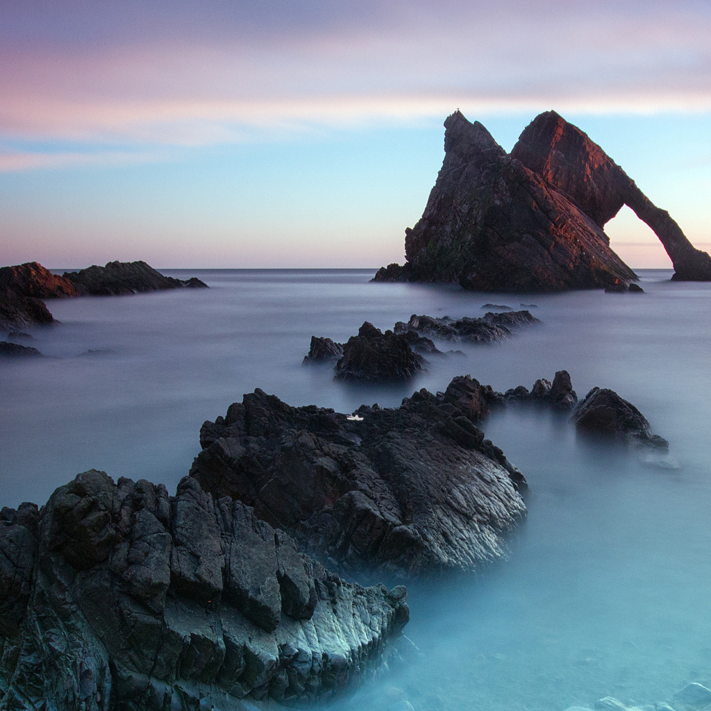 Большие камни в холодной морской воде