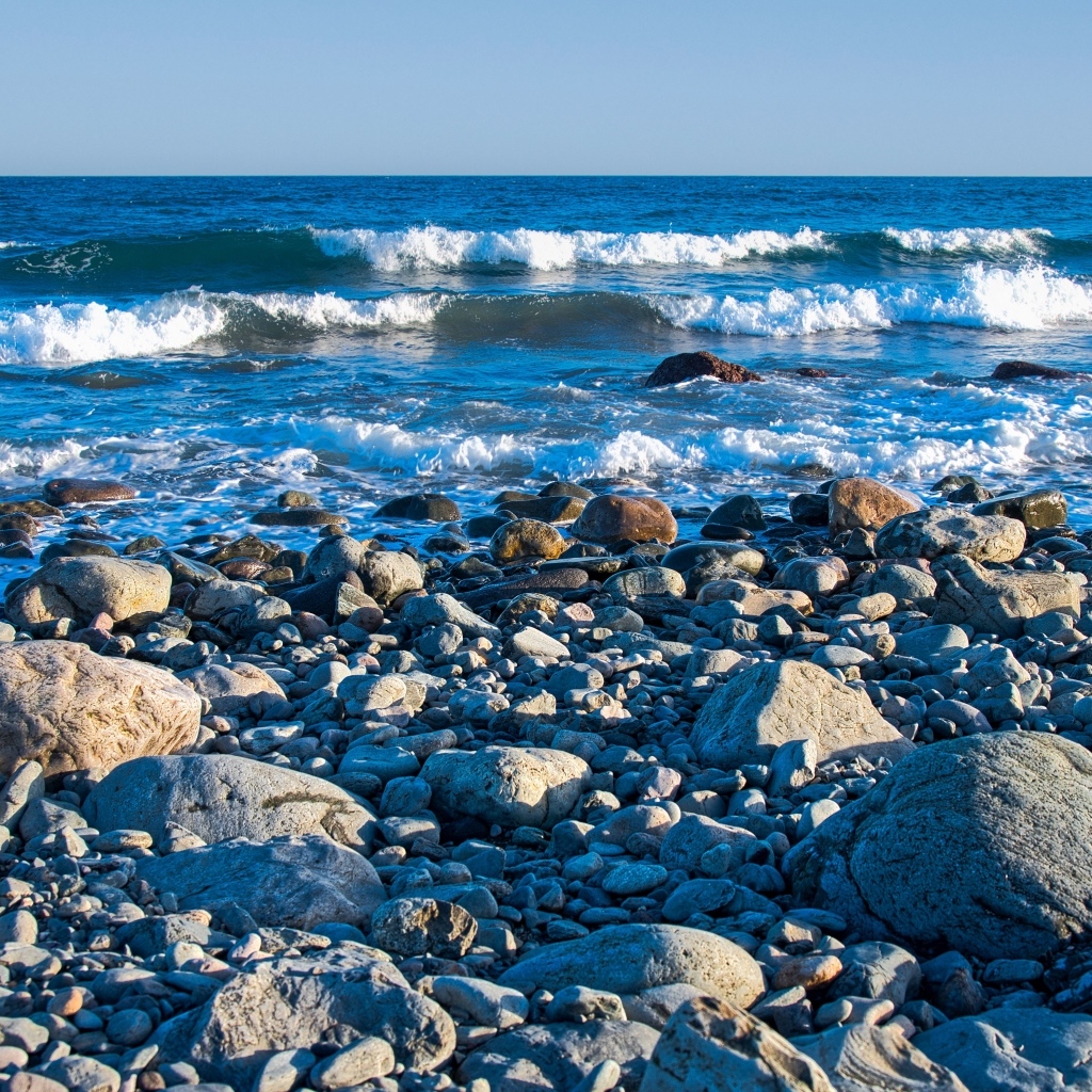 Большие камни на берегу моря с белыми волнами