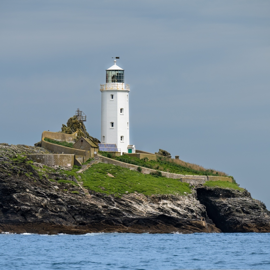 Маяк на острове в море