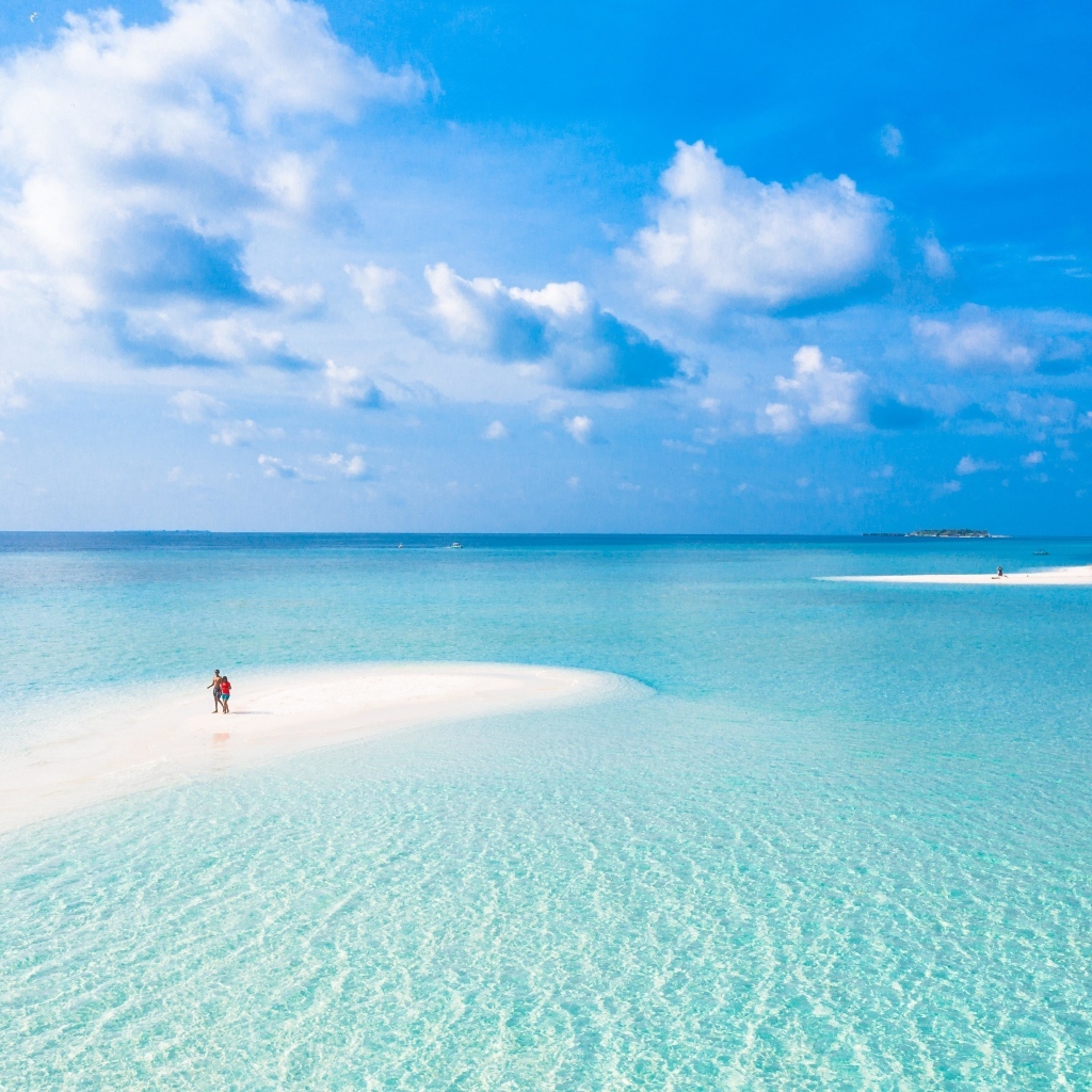 Низкое небо над голубой водой океана