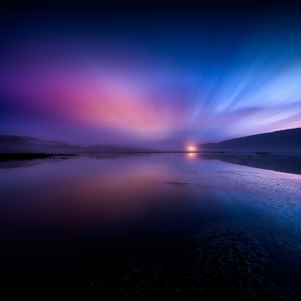 Фиолетовое красивое небо над водой