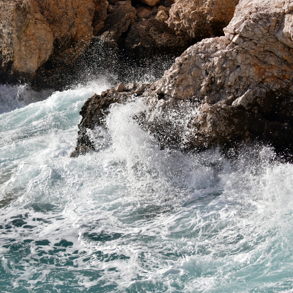 Бушующие морские волны бьются о камни