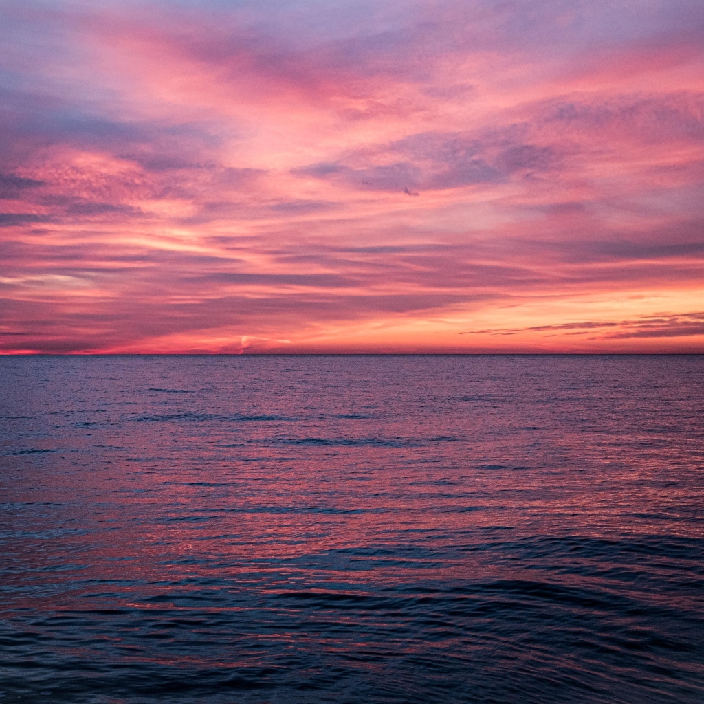 Красный закат над спокойным морем