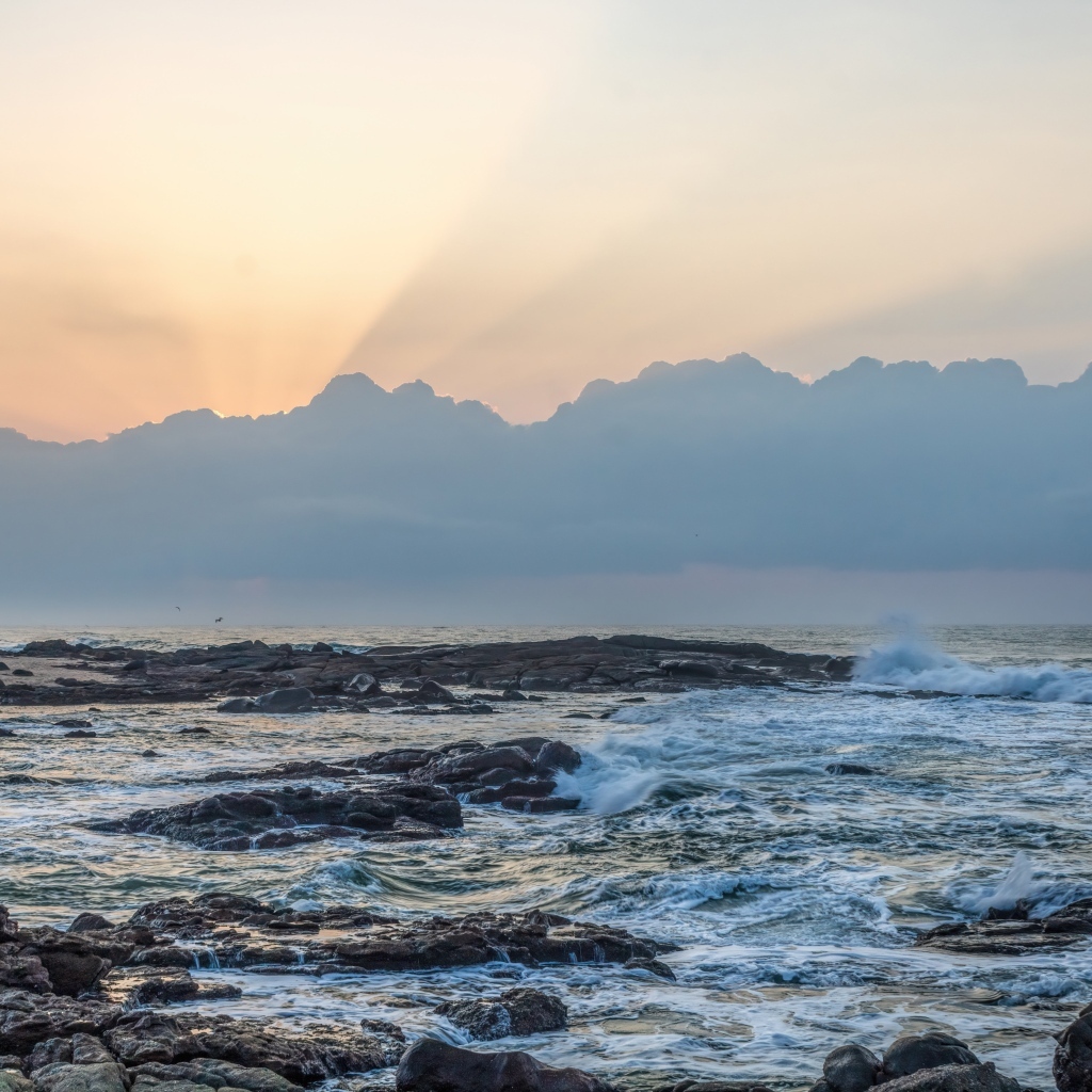 Восход солнца в облаках над морем